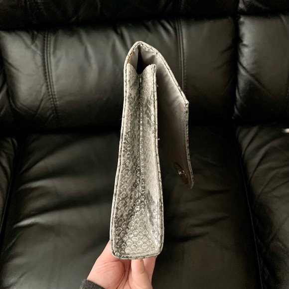 NWOT H&M Silver Reptile Pattern Envelope Clutch - Picture 3 of 6